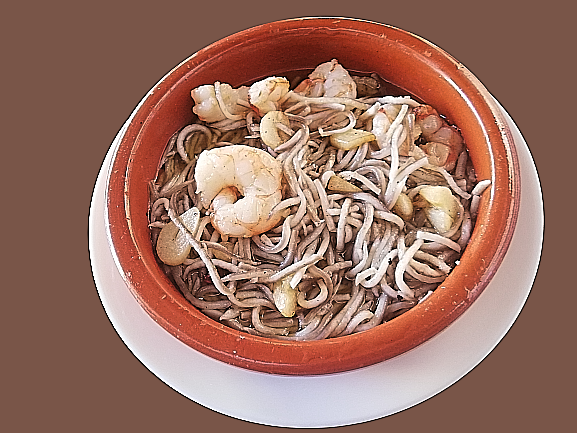 Cazuela de gulas y gambas
